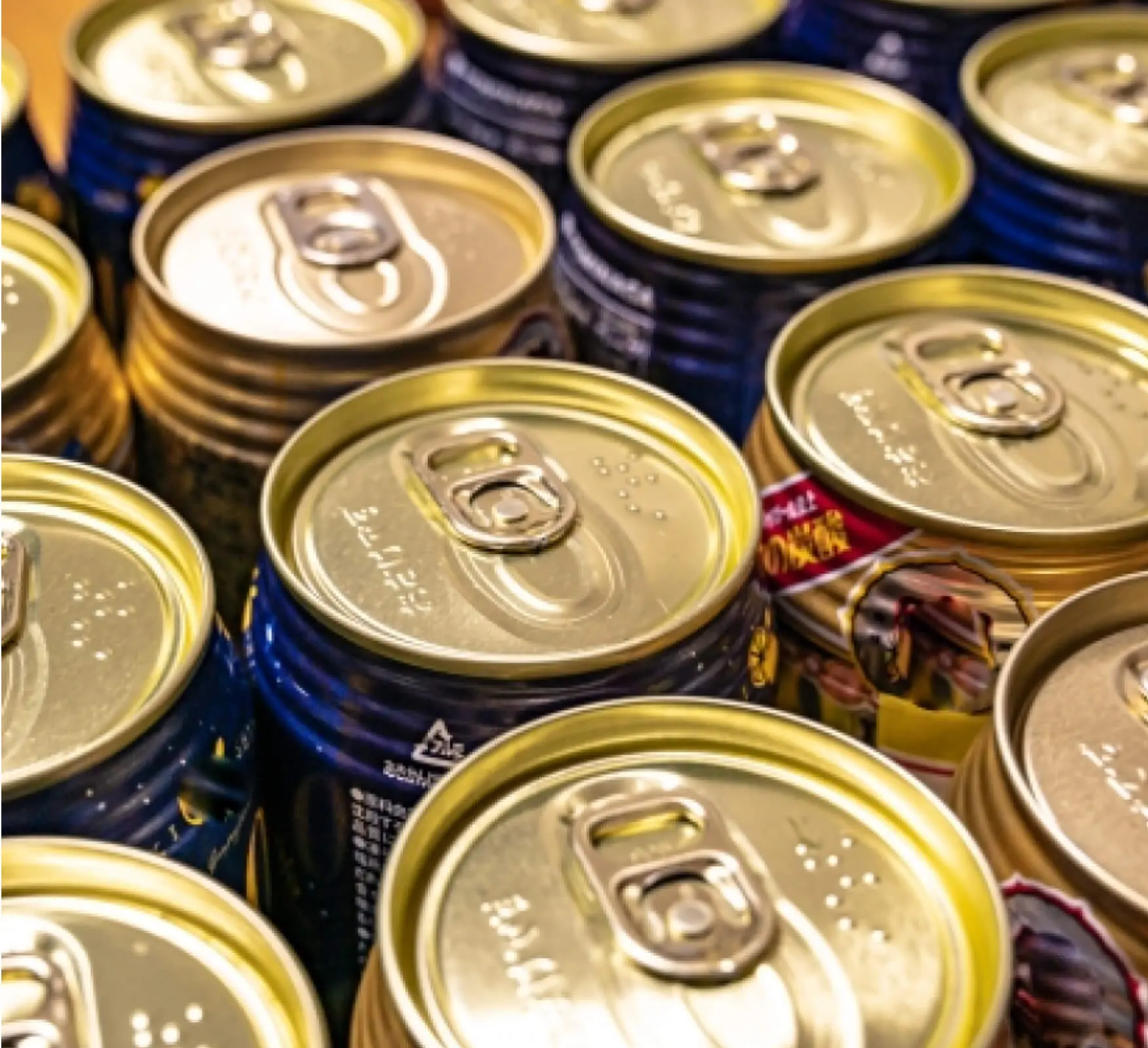 ずらっと並んだ缶ビール