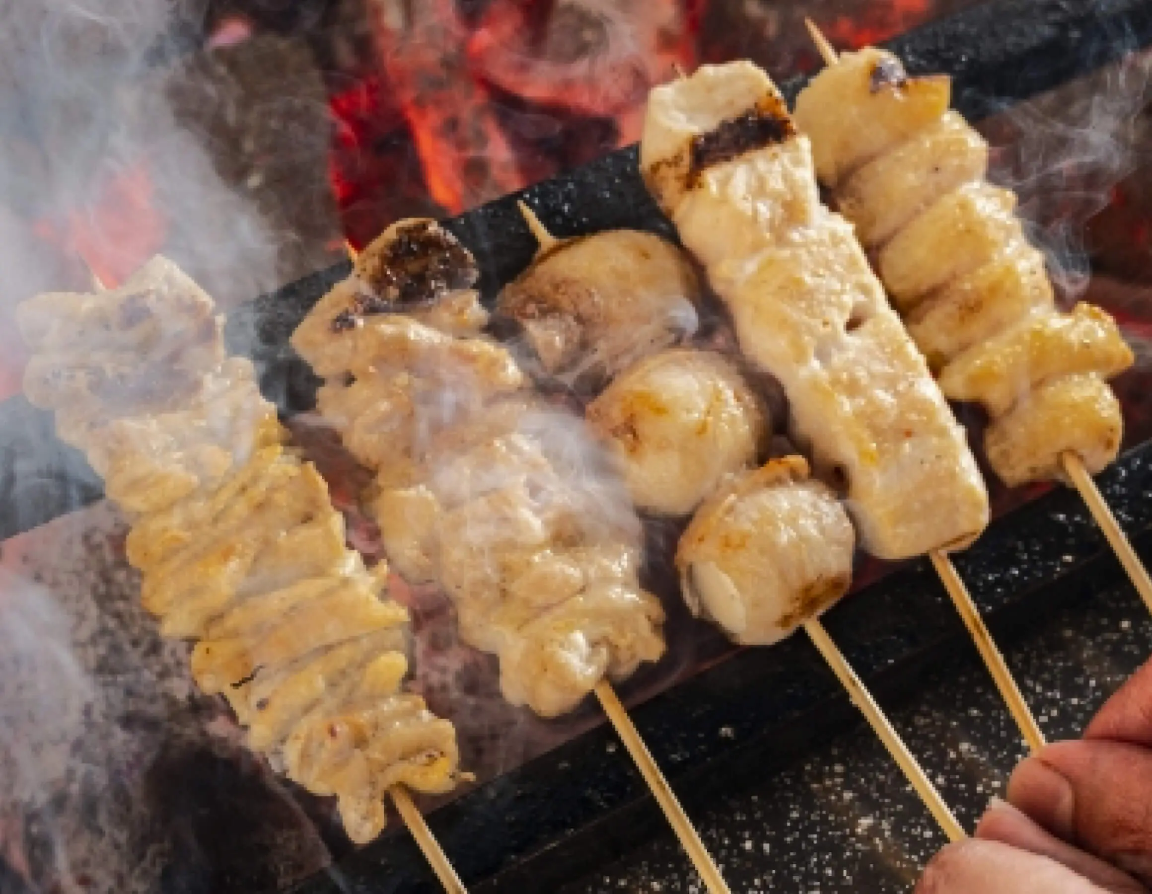 色々な種類の焼き鳥を焼いている様子