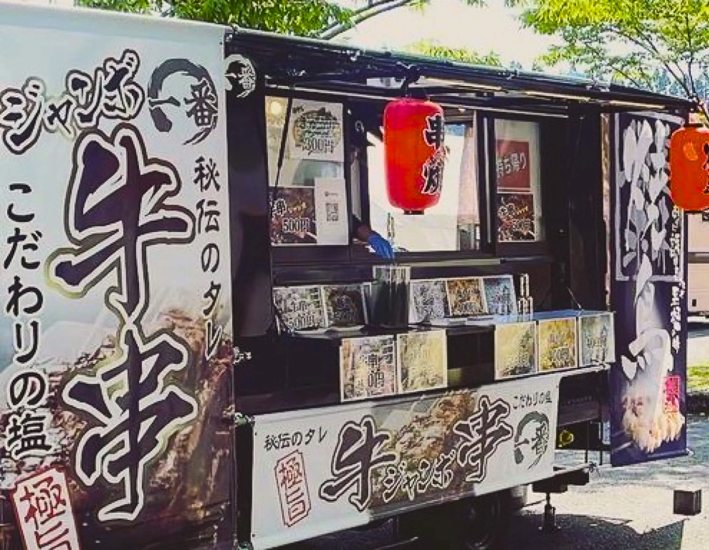 出店中のキッチンカーの様子